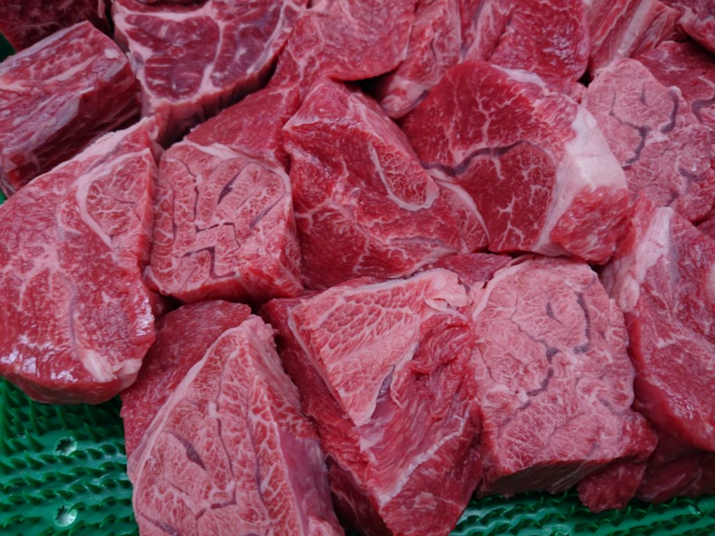 牛すね肉 特徴と調理法を牛肉のプロが伝授 赤ワイン煮込みレシピ付 お肉なび 美味しい肉には訳がある