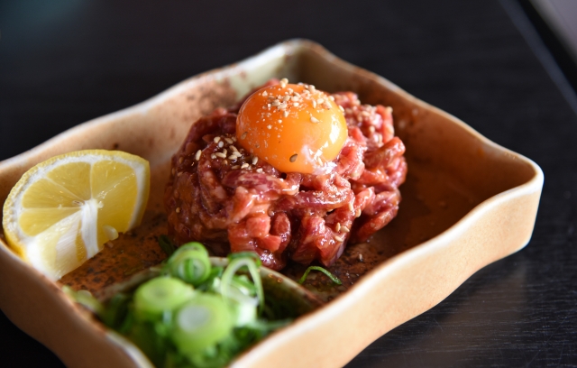 ユッケ 牛肉のどの部位 食べ方とおすすめ商品をご紹介 お肉なび 美味しい肉には訳がある